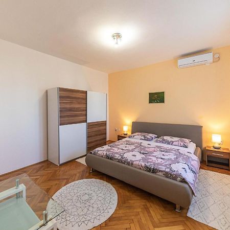 Lovely Apartment In Kastel Kambelovac With Wifi Kaštela Exterior foto