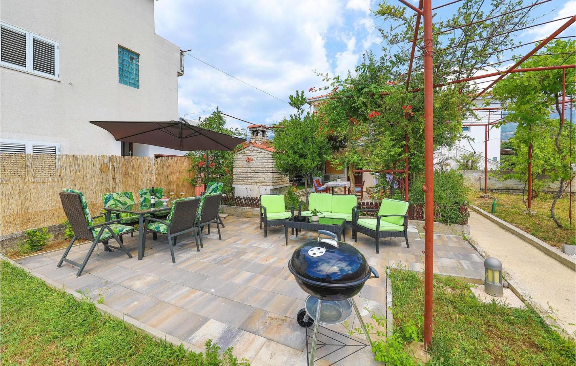 Lovely Apartment In Kastel Kambelovac With Wifi Kaštela Exterior foto